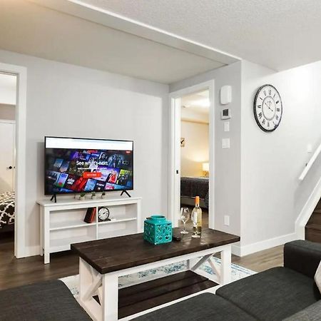 Modern Executive Suite I Complimentary Netflix & Parking! Edmonton Esterno foto