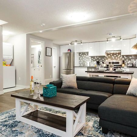 Modern Executive Suite I Complimentary Netflix & Parking! Edmonton Esterno foto