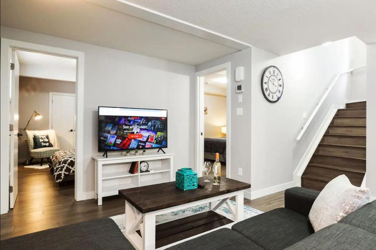 Modern Executive Suite I Complimentary Netflix & Parking! Edmonton Esterno foto