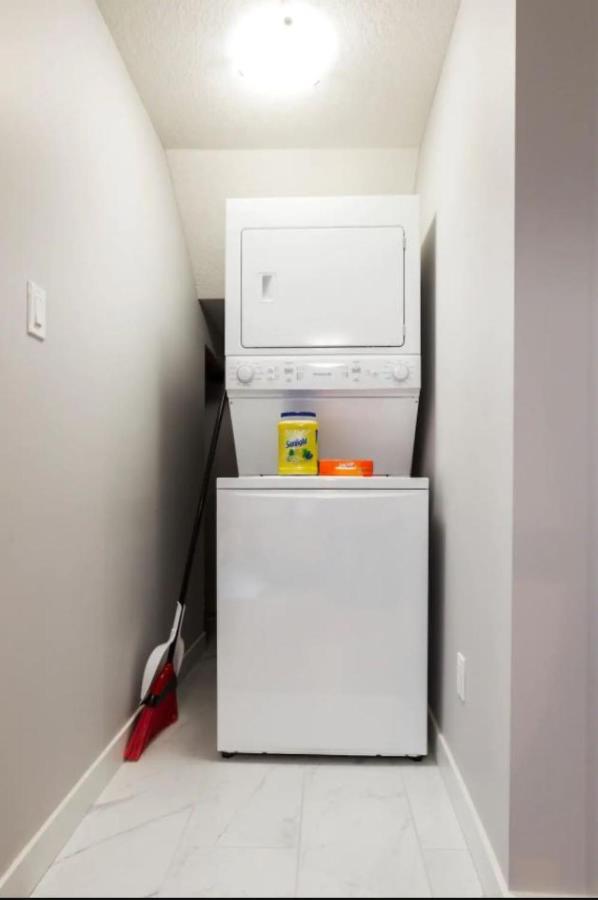 Modern Executive Suite I Complimentary Netflix & Parking! Edmonton Esterno foto
