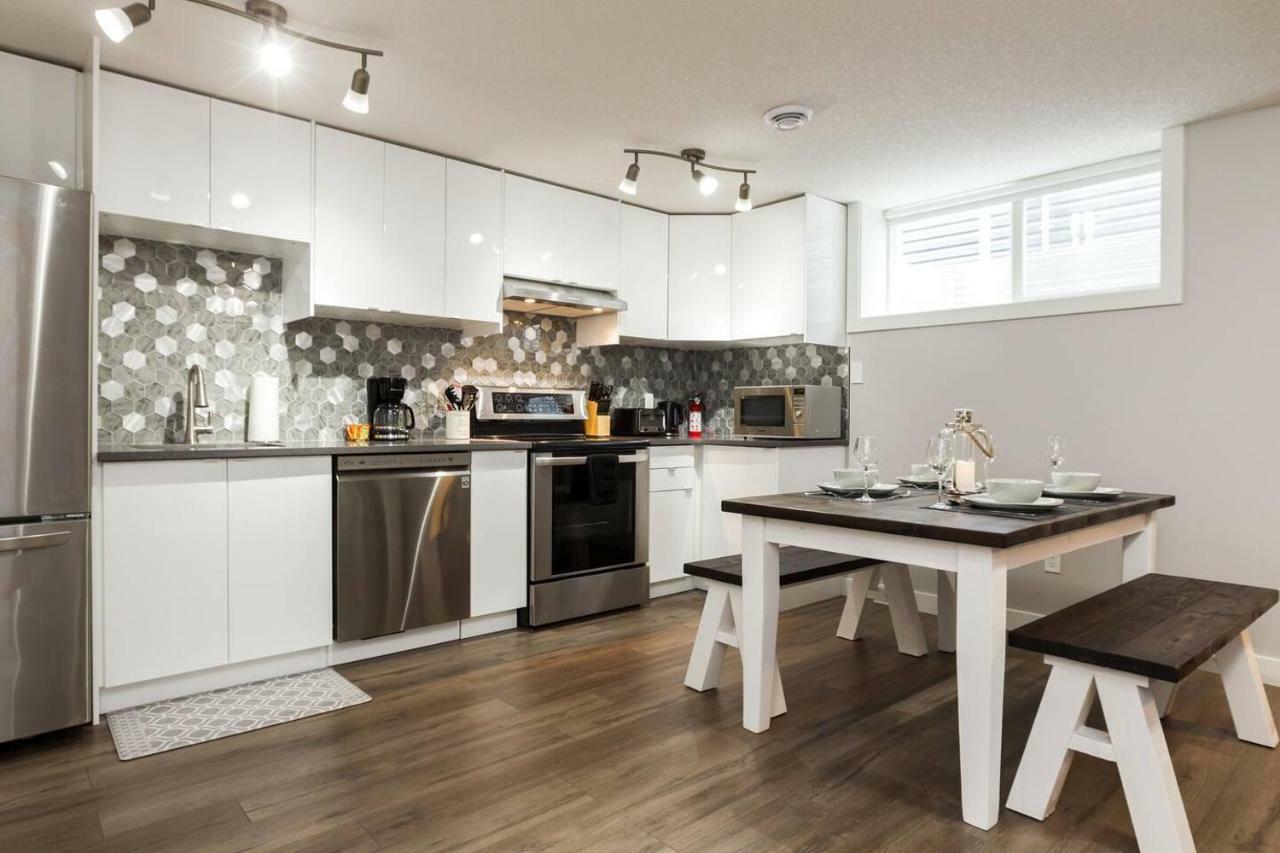Modern Executive Suite I Complimentary Netflix & Parking! Edmonton Esterno foto