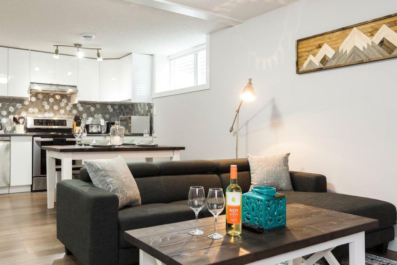 Modern Executive Suite I Complimentary Netflix & Parking! Edmonton Esterno foto