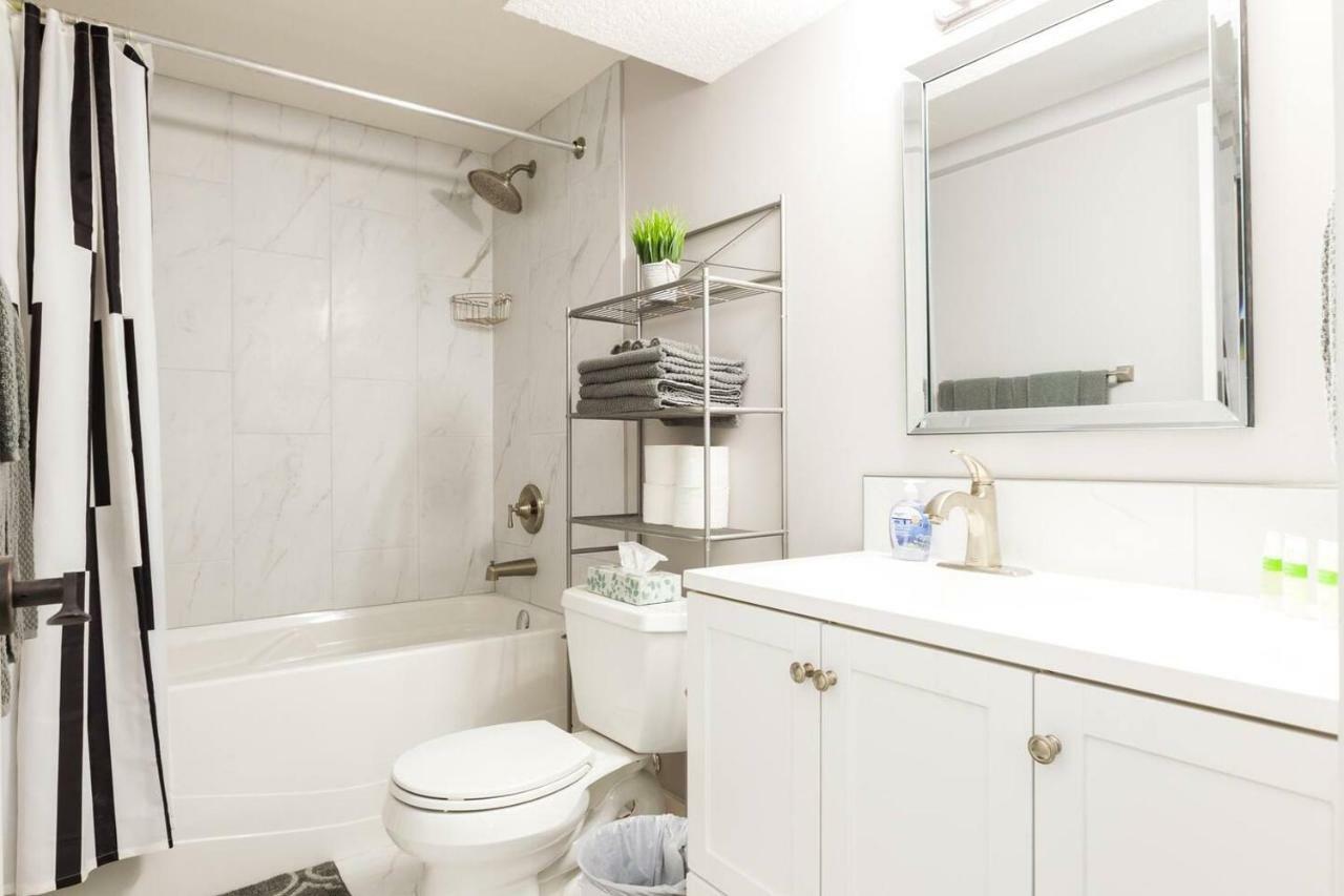 Modern Executive Suite I Complimentary Netflix & Parking! Edmonton Esterno foto