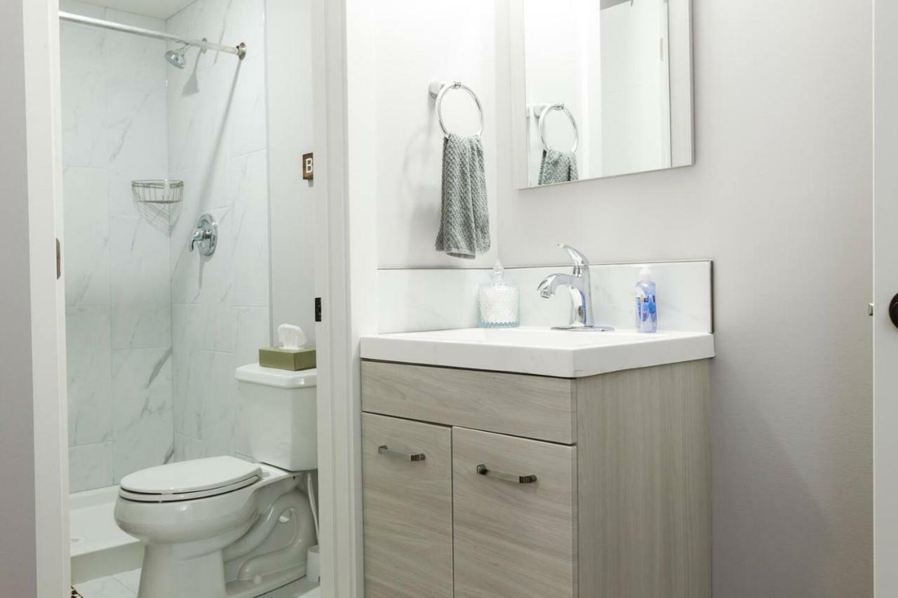 Modern Executive Suite I Complimentary Netflix & Parking! Edmonton Esterno foto