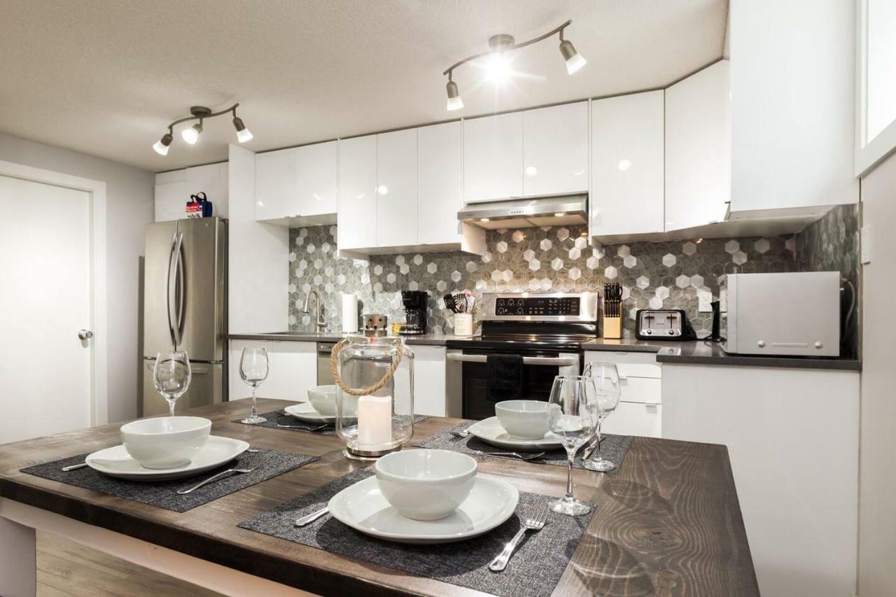 Modern Executive Suite I Complimentary Netflix & Parking! Edmonton Esterno foto