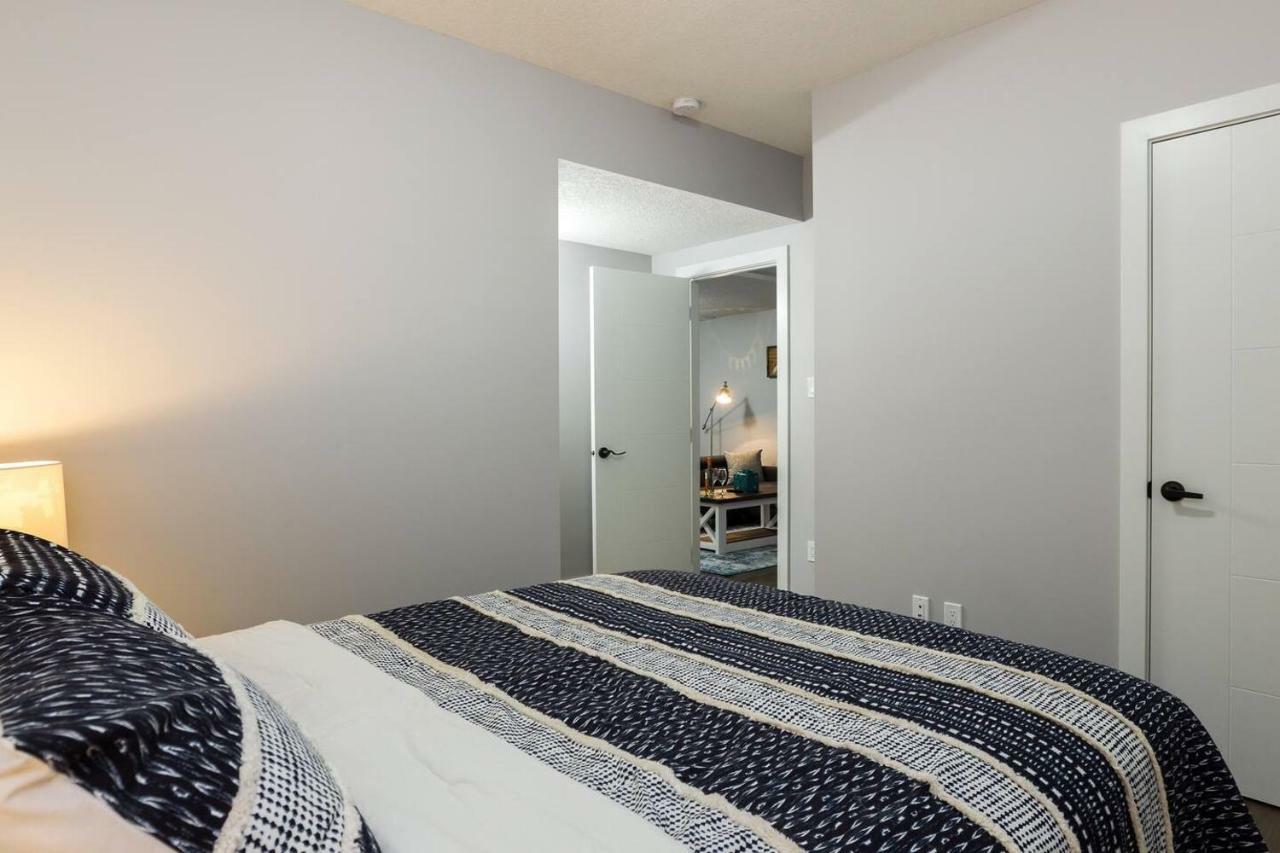 Modern Executive Suite I Complimentary Netflix & Parking! Edmonton Esterno foto