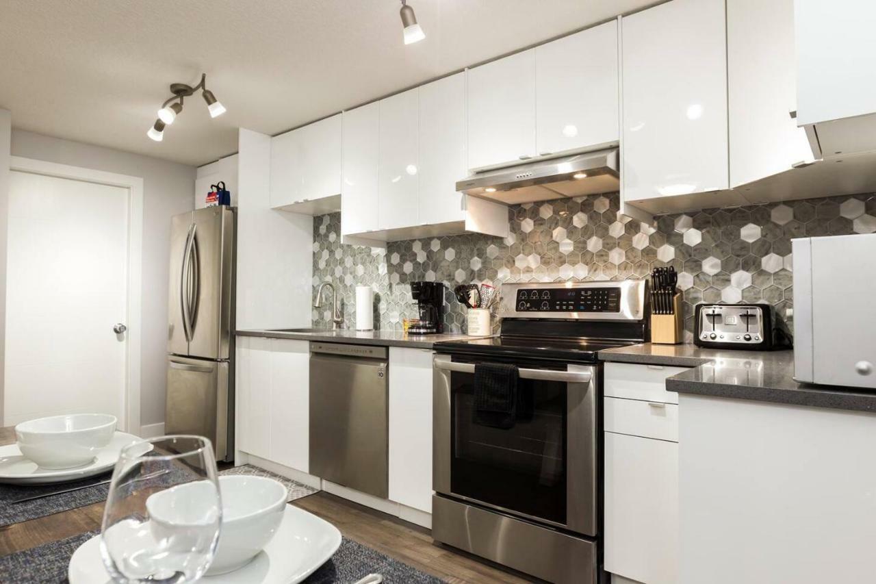 Modern Executive Suite I Complimentary Netflix & Parking! Edmonton Esterno foto